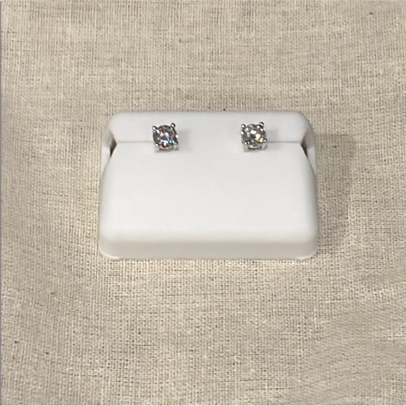 Elegant moissanite 925 Silver Stud Earrings - Picture 5 of 6